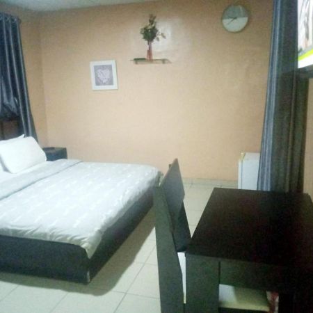 Staycation Suites And Apartment Лагос Екстериор снимка