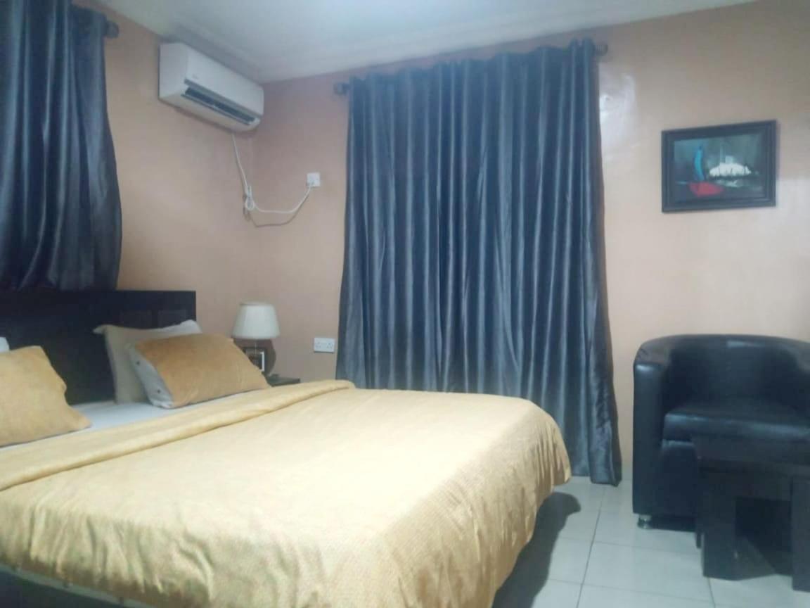 Staycation Suites And Apartment Лагос Екстериор снимка
