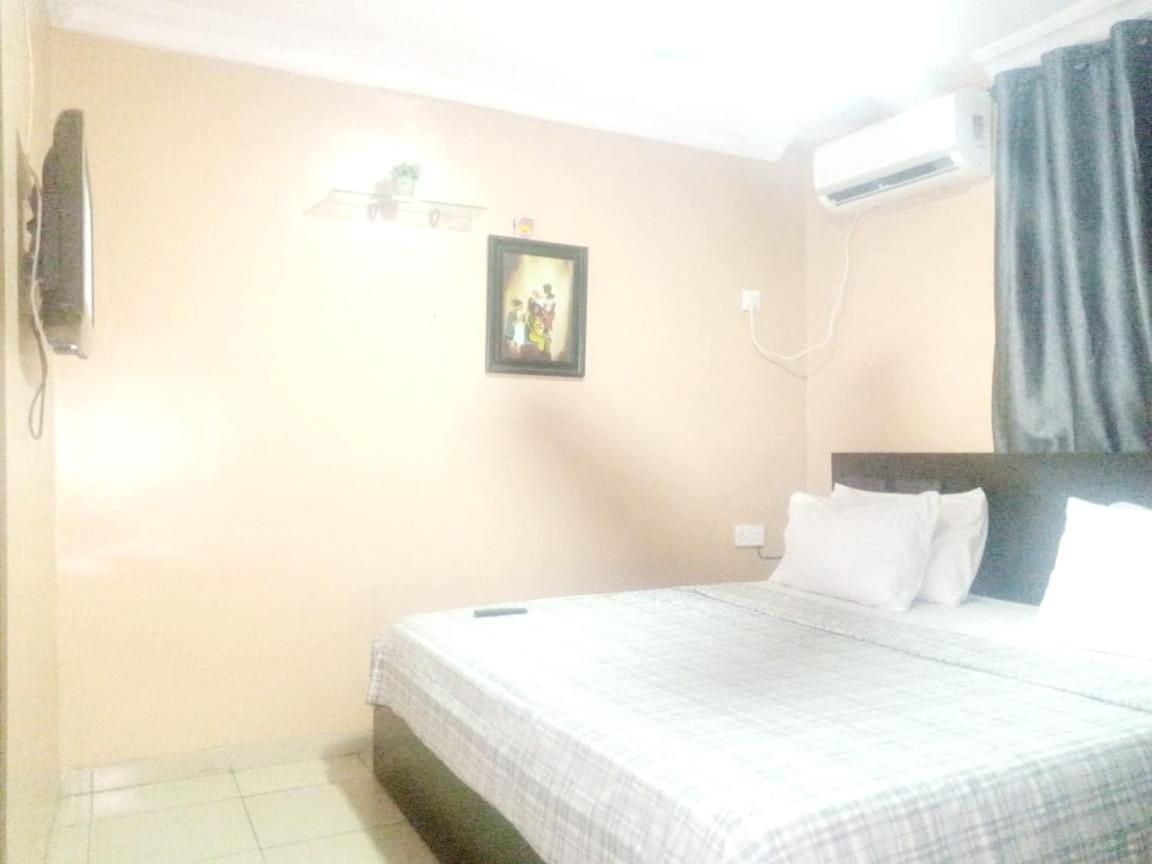 Staycation Suites And Apartment Лагос Екстериор снимка