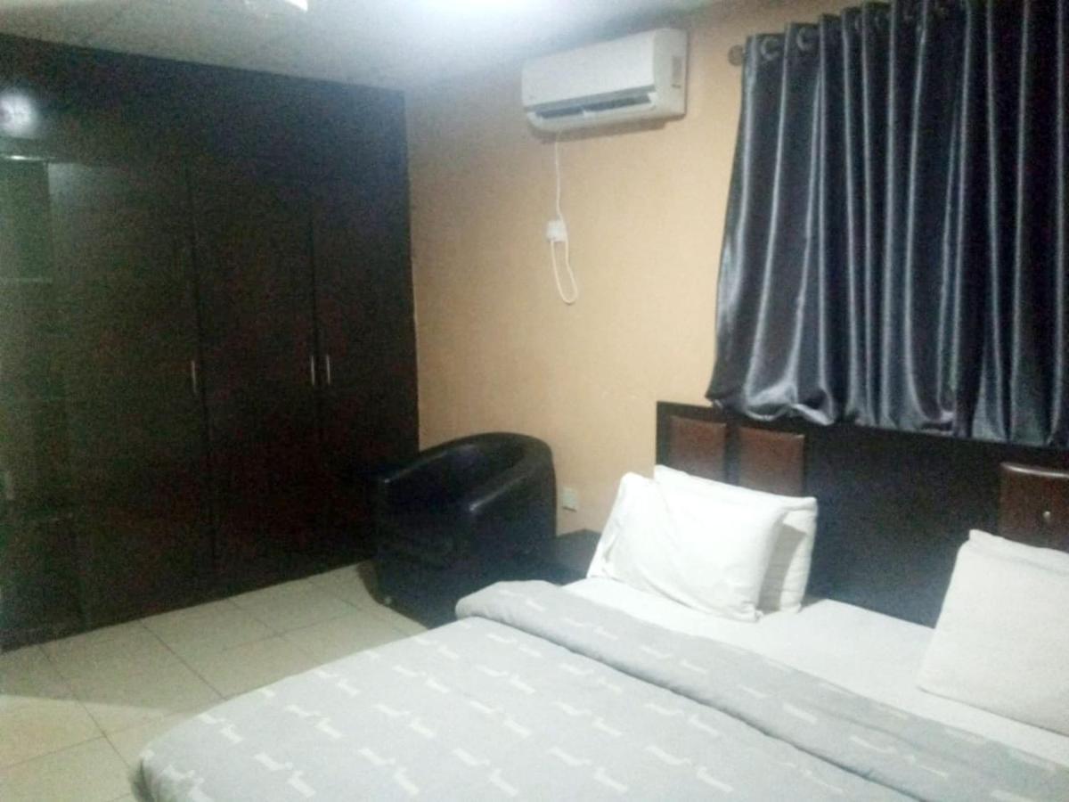 Staycation Suites And Apartment Лагос Екстериор снимка