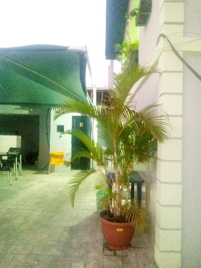 Staycation Suites And Apartment Лагос Екстериор снимка