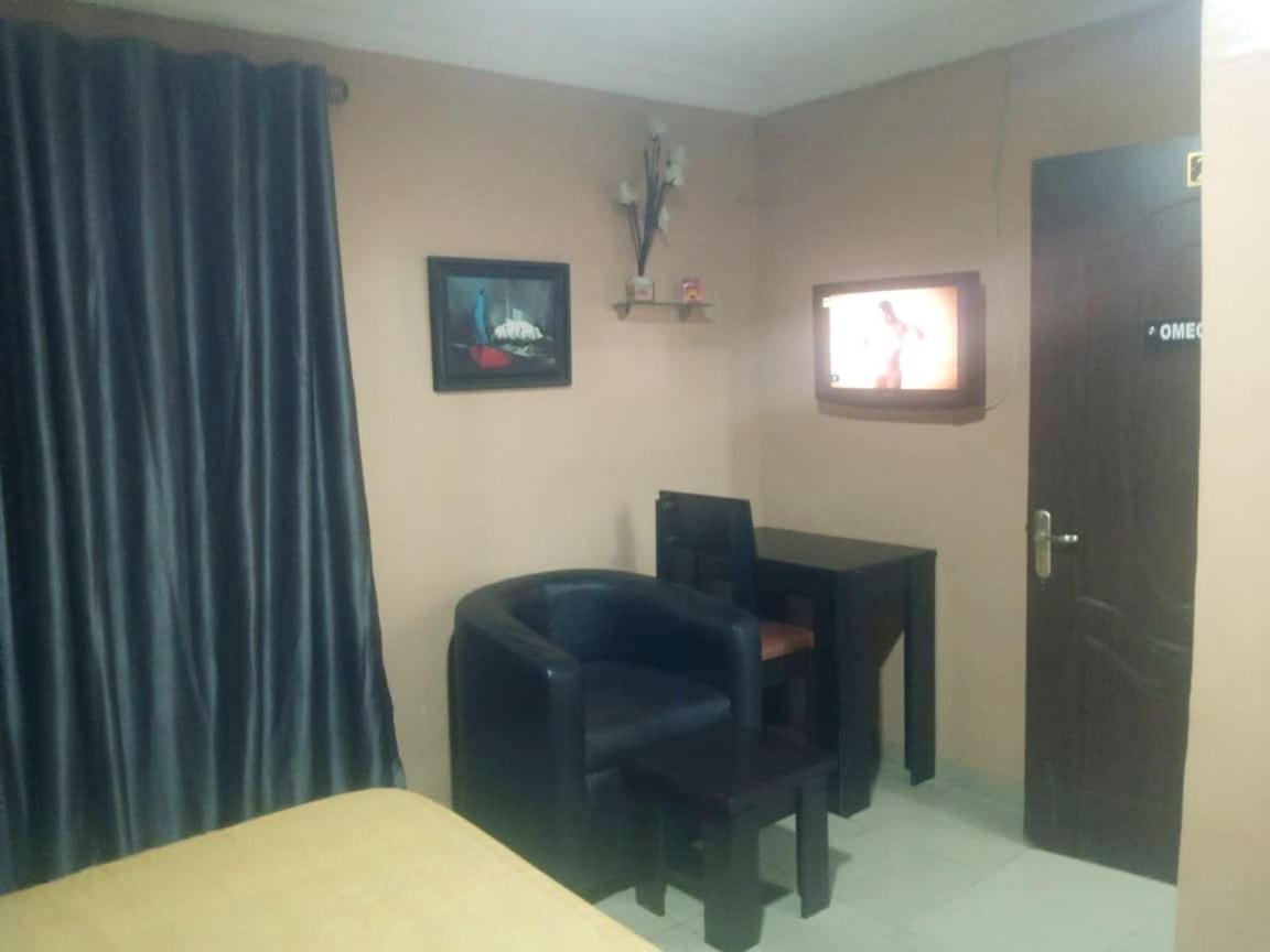 Staycation Suites And Apartment Лагос Екстериор снимка