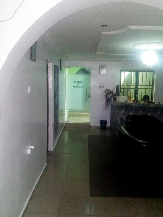 Staycation Suites And Apartment Лагос Екстериор снимка
