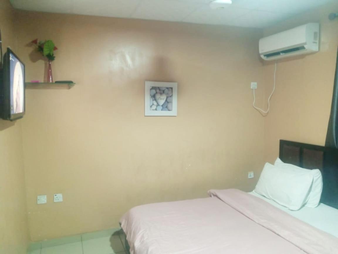 Staycation Suites And Apartment Лагос Екстериор снимка