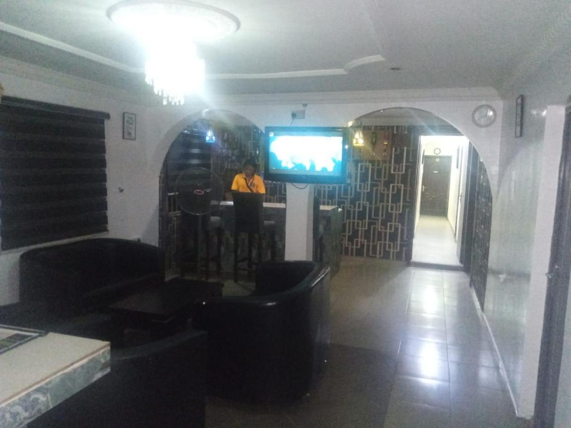 Staycation Suites And Apartment Лагос Екстериор снимка