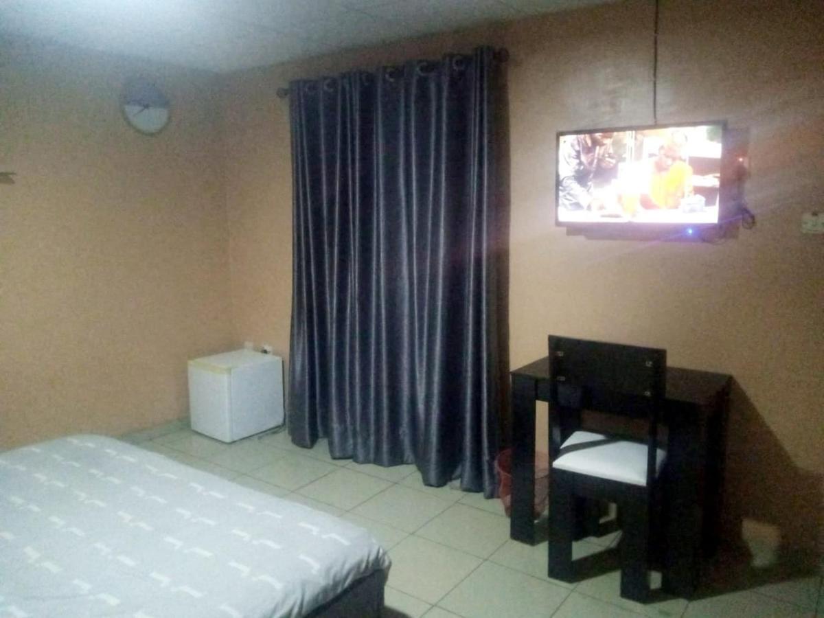 Staycation Suites And Apartment Лагос Екстериор снимка