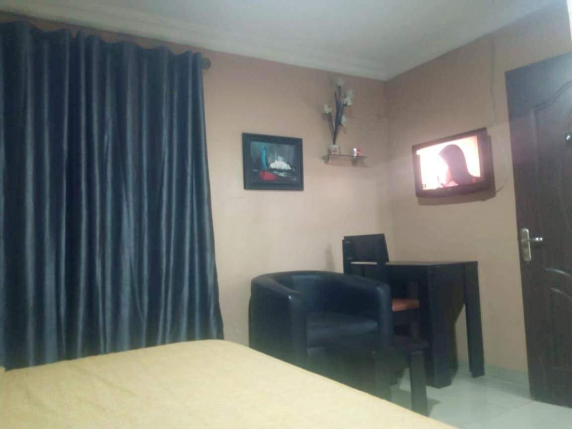 Staycation Suites And Apartment Лагос Екстериор снимка