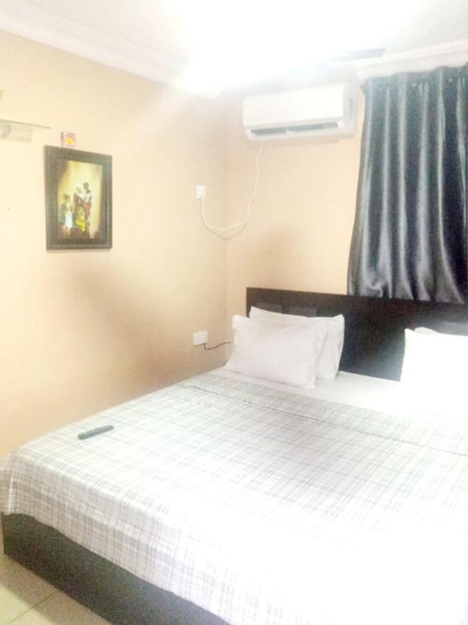 Staycation Suites And Apartment Лагос Екстериор снимка