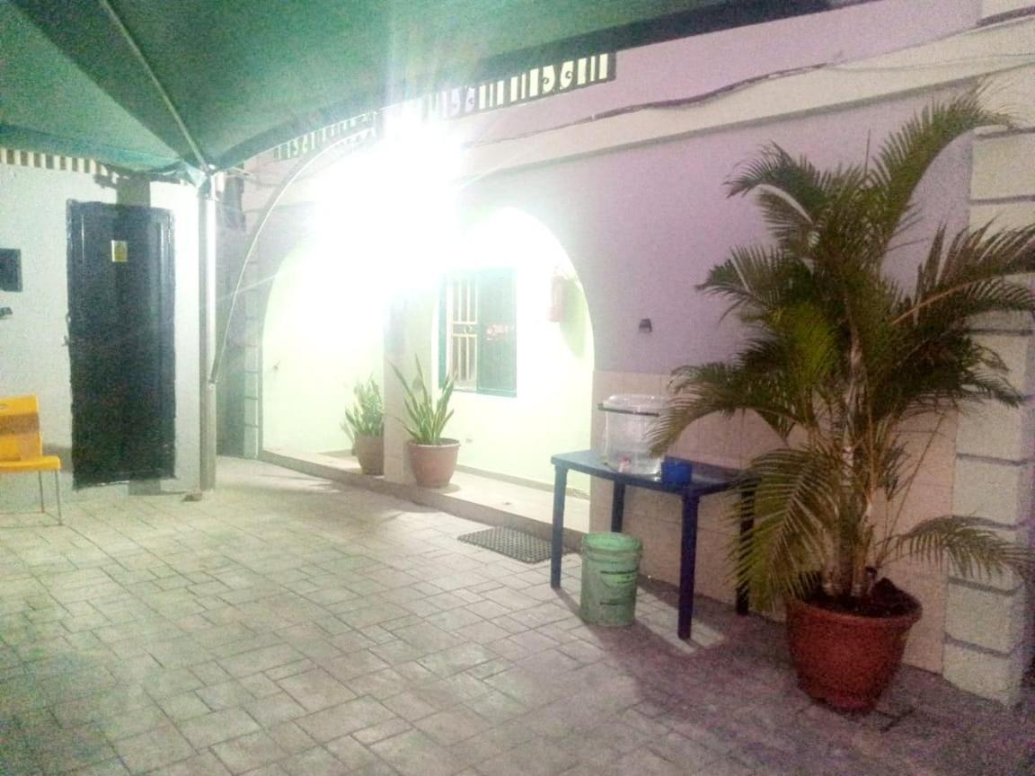 Staycation Suites And Apartment Лагос Екстериор снимка