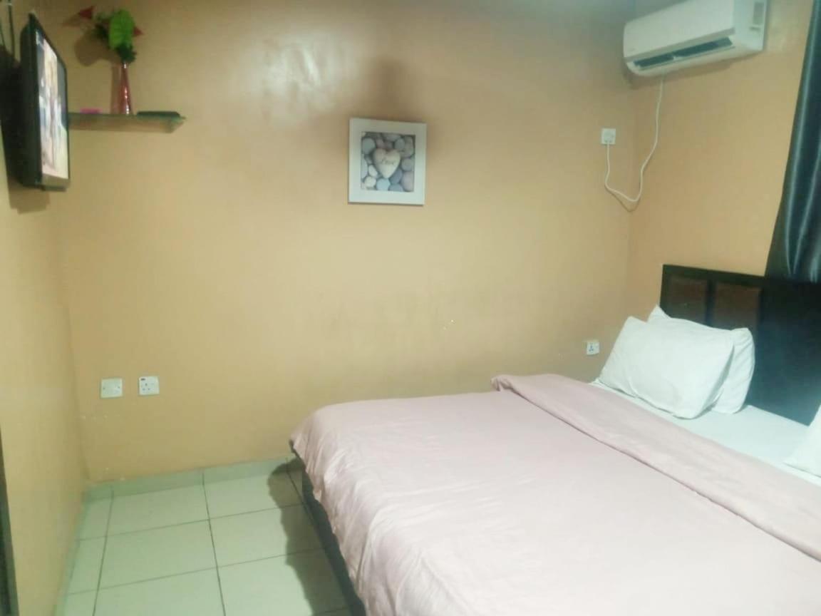 Staycation Suites And Apartment Лагос Екстериор снимка