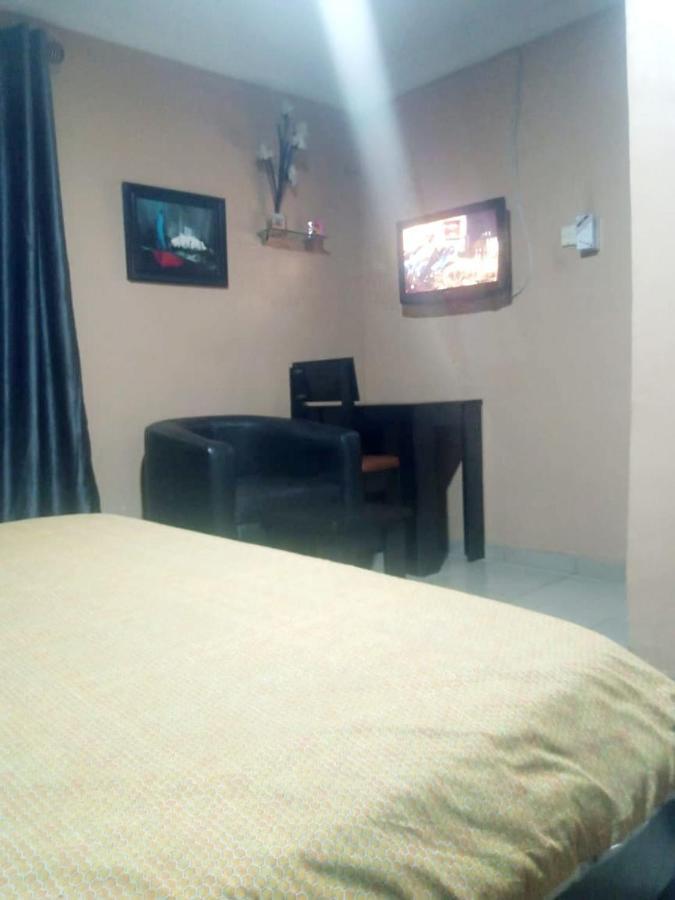 Staycation Suites And Apartment Лагос Екстериор снимка