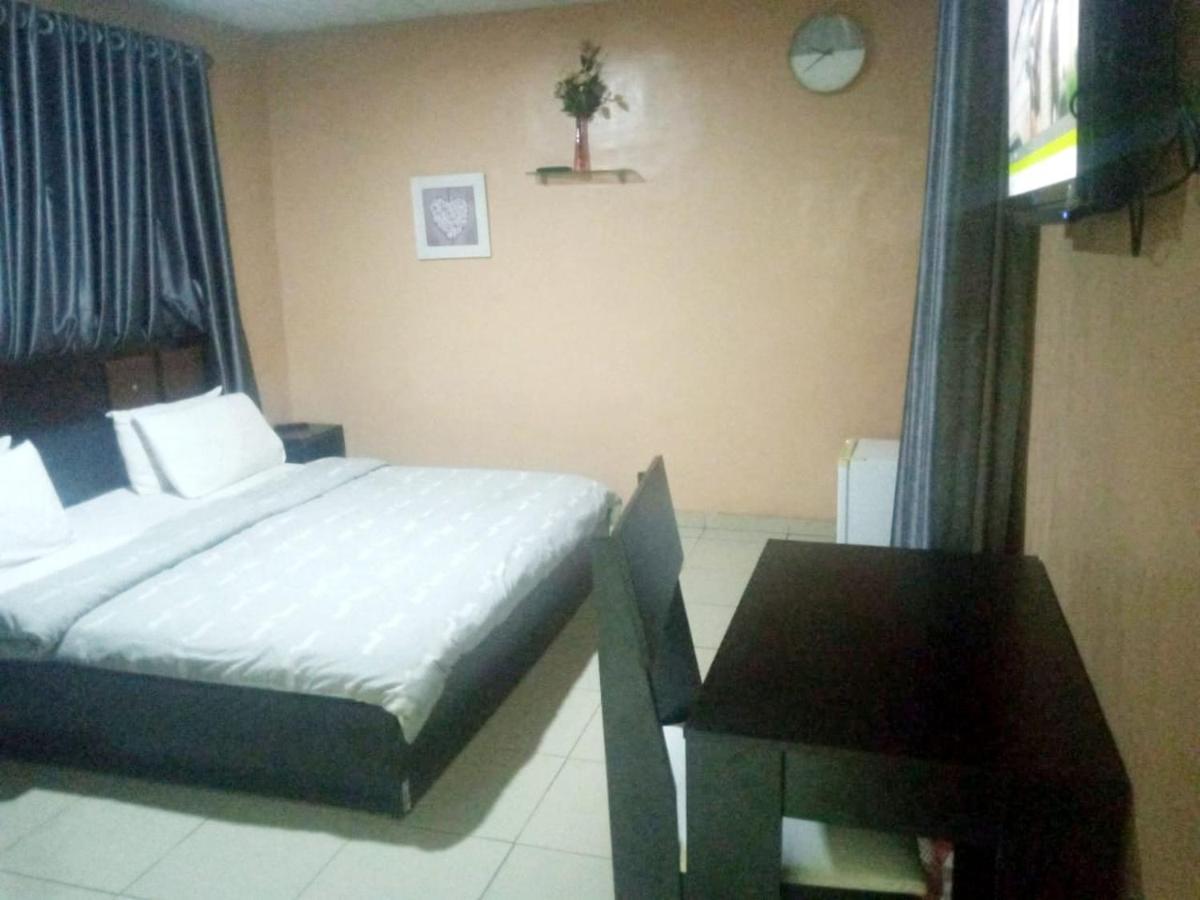 Staycation Suites And Apartment Лагос Екстериор снимка