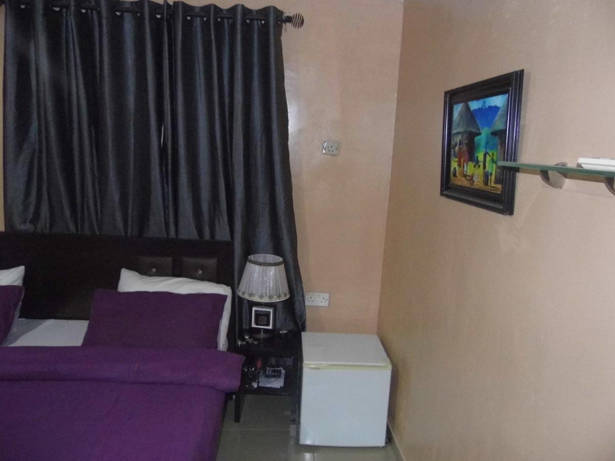 Staycation Suites And Apartment Лагос Екстериор снимка