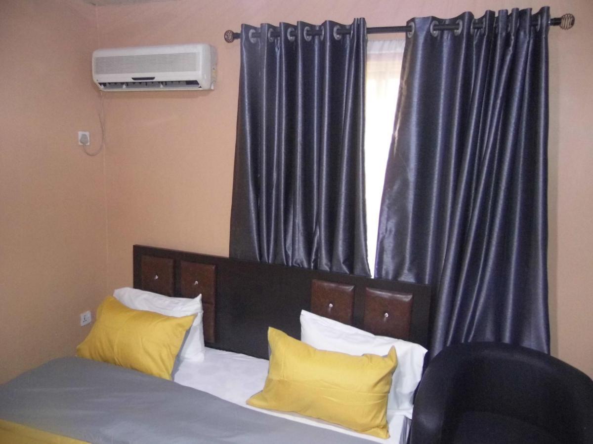 Staycation Suites And Apartment Лагос Екстериор снимка
