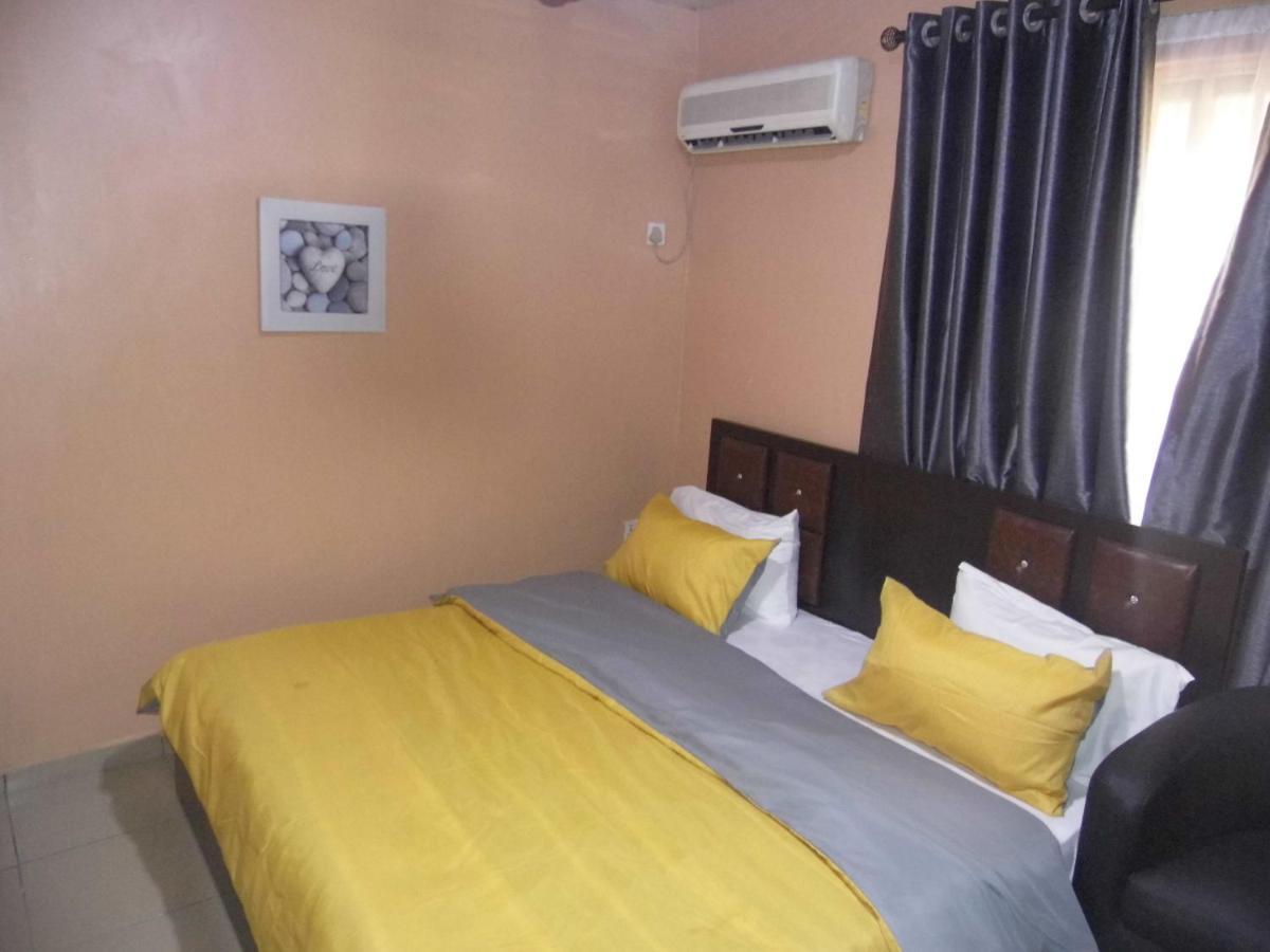 Staycation Suites And Apartment Лагос Екстериор снимка