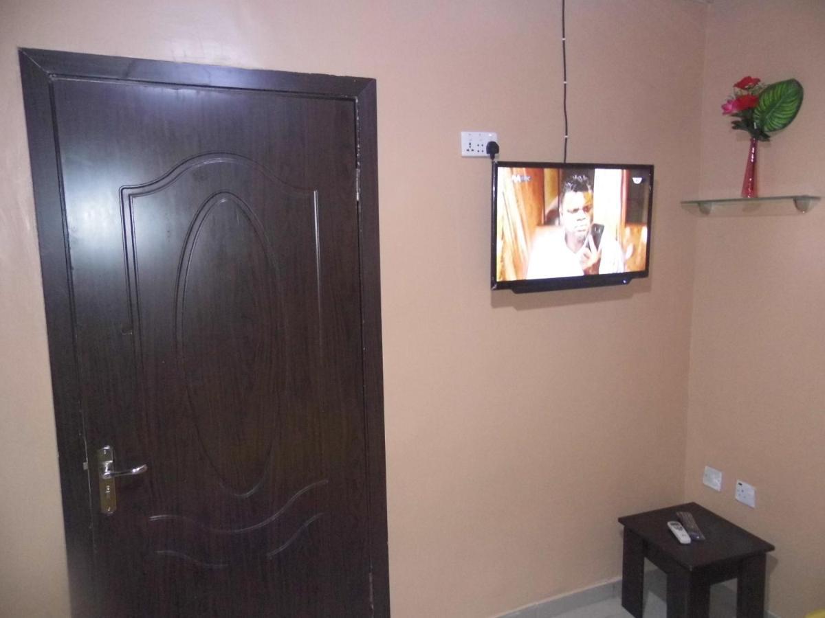 Staycation Suites And Apartment Лагос Екстериор снимка