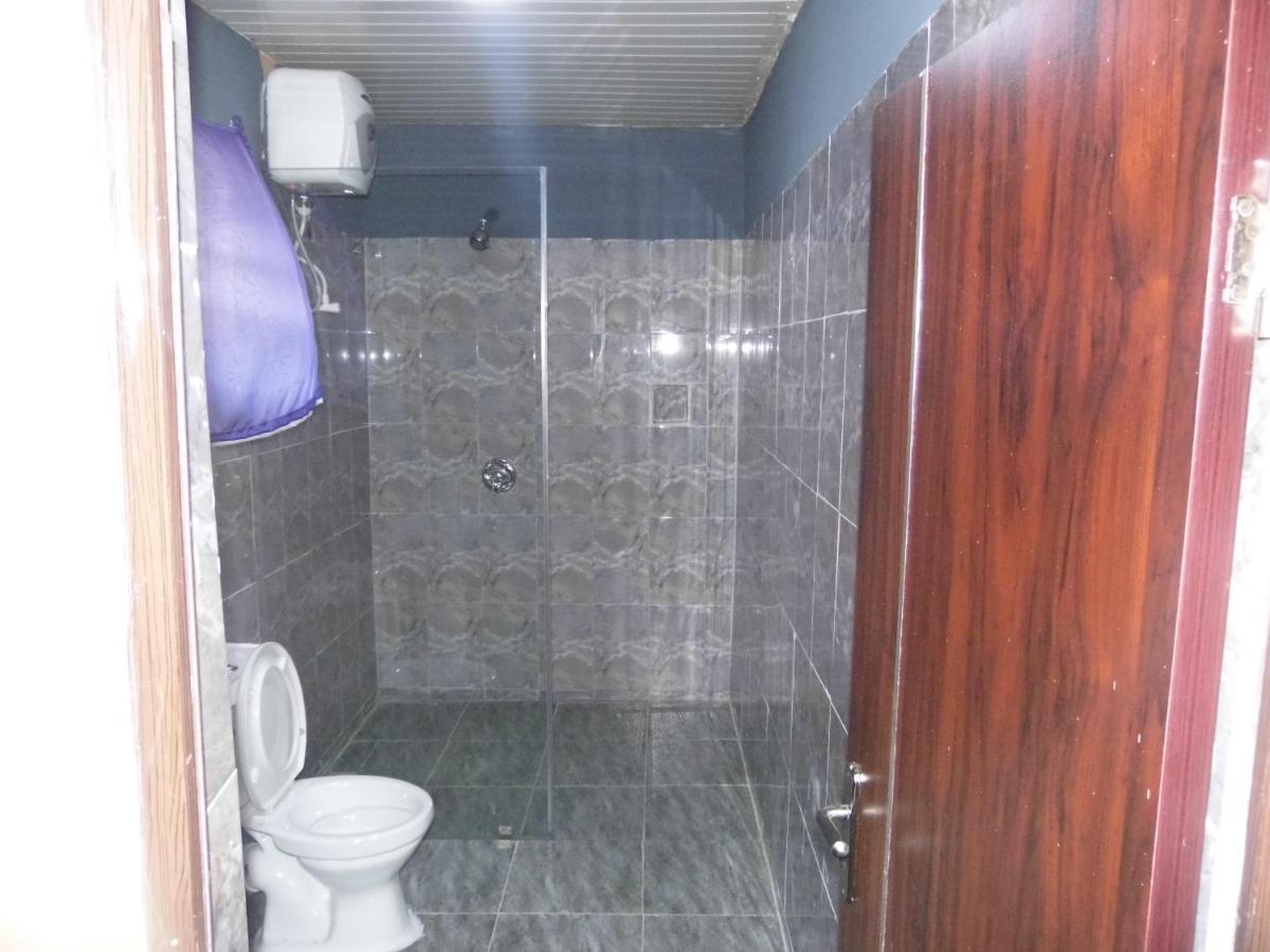 Staycation Suites And Apartment Лагос Екстериор снимка
