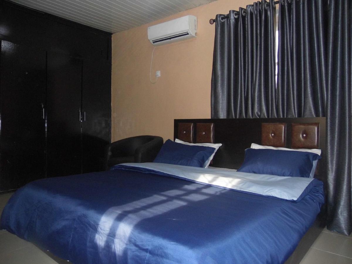 Staycation Suites And Apartment Лагос Екстериор снимка