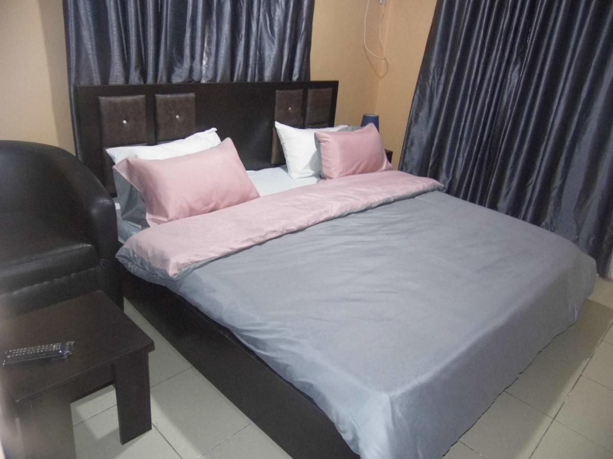 Staycation Suites And Apartment Лагос Екстериор снимка