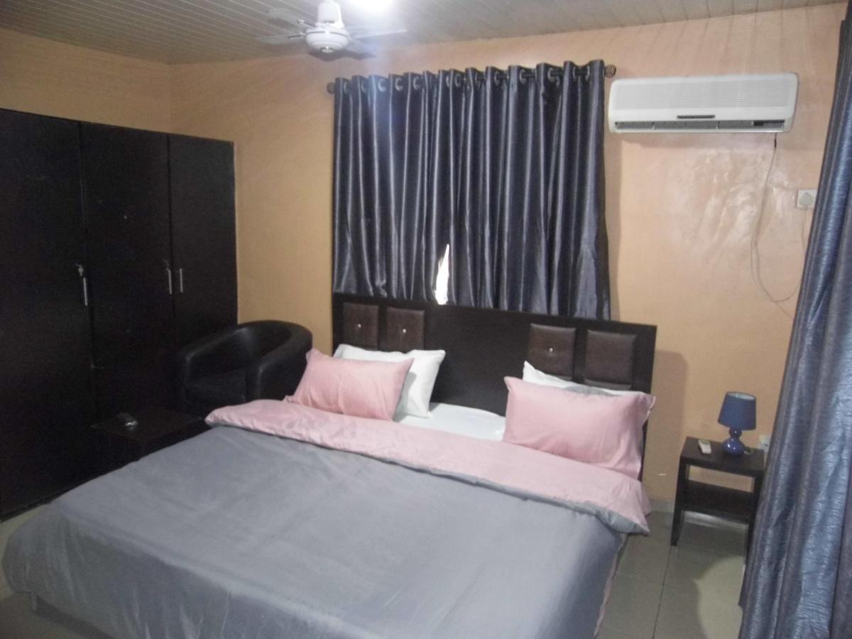 Staycation Suites And Apartment Лагос Екстериор снимка