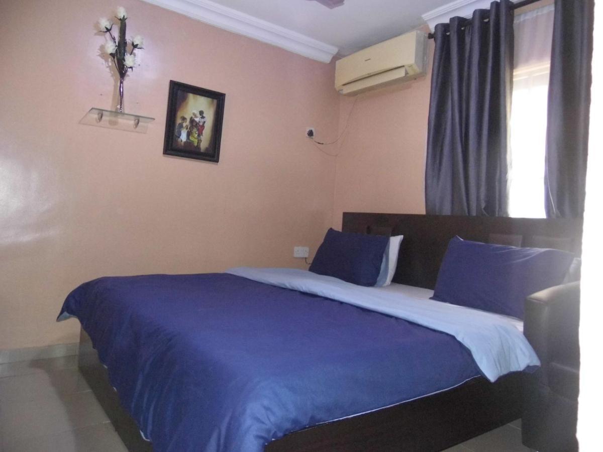 Staycation Suites And Apartment Лагос Екстериор снимка