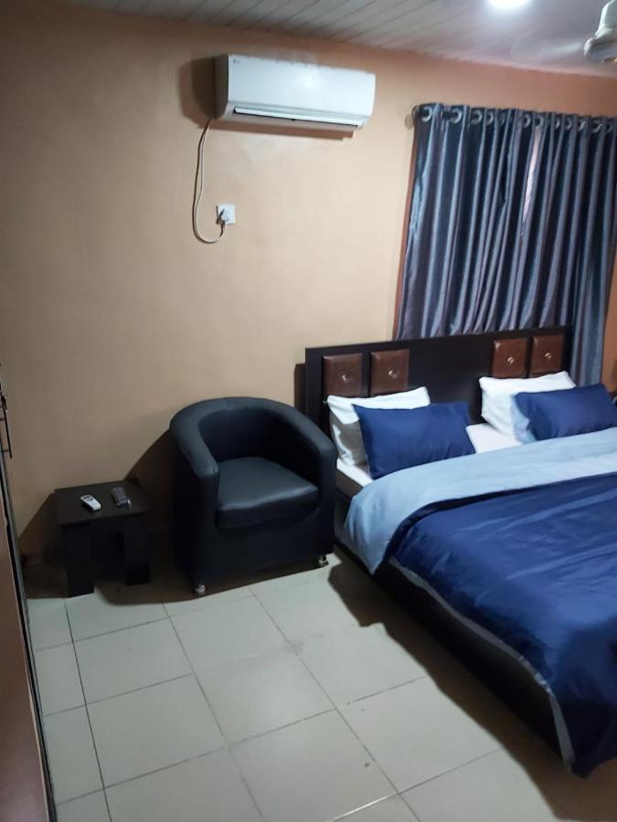 Staycation Suites And Apartment Лагос Екстериор снимка