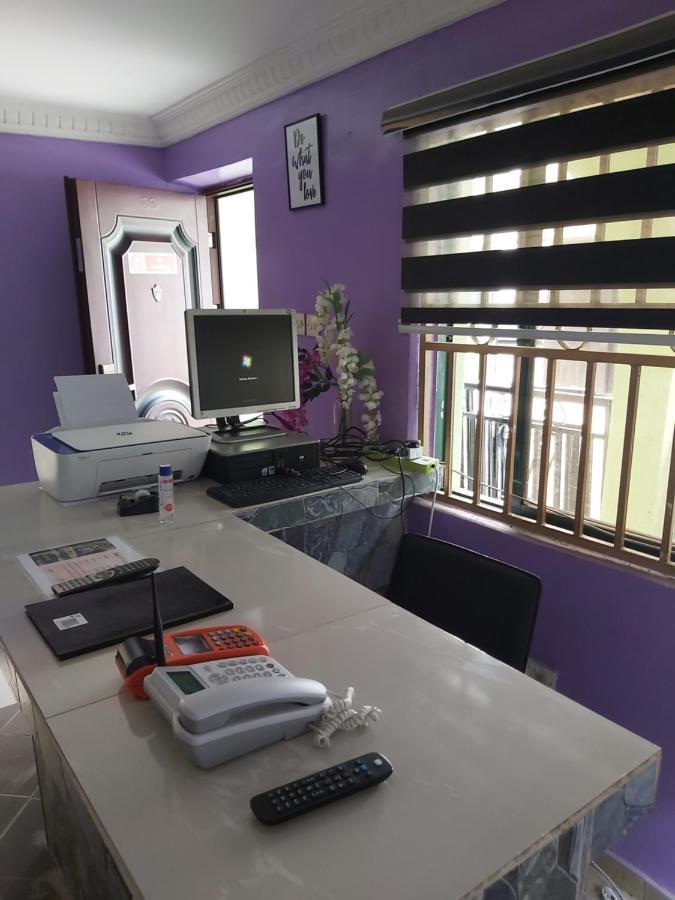 Staycation Suites And Apartment Лагос Екстериор снимка