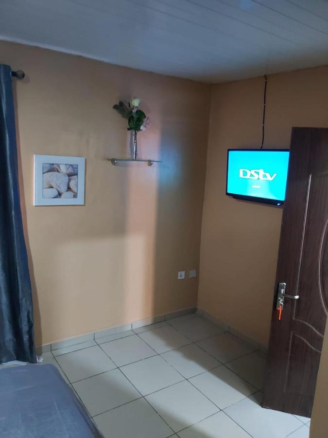 Staycation Suites And Apartment Лагос Екстериор снимка