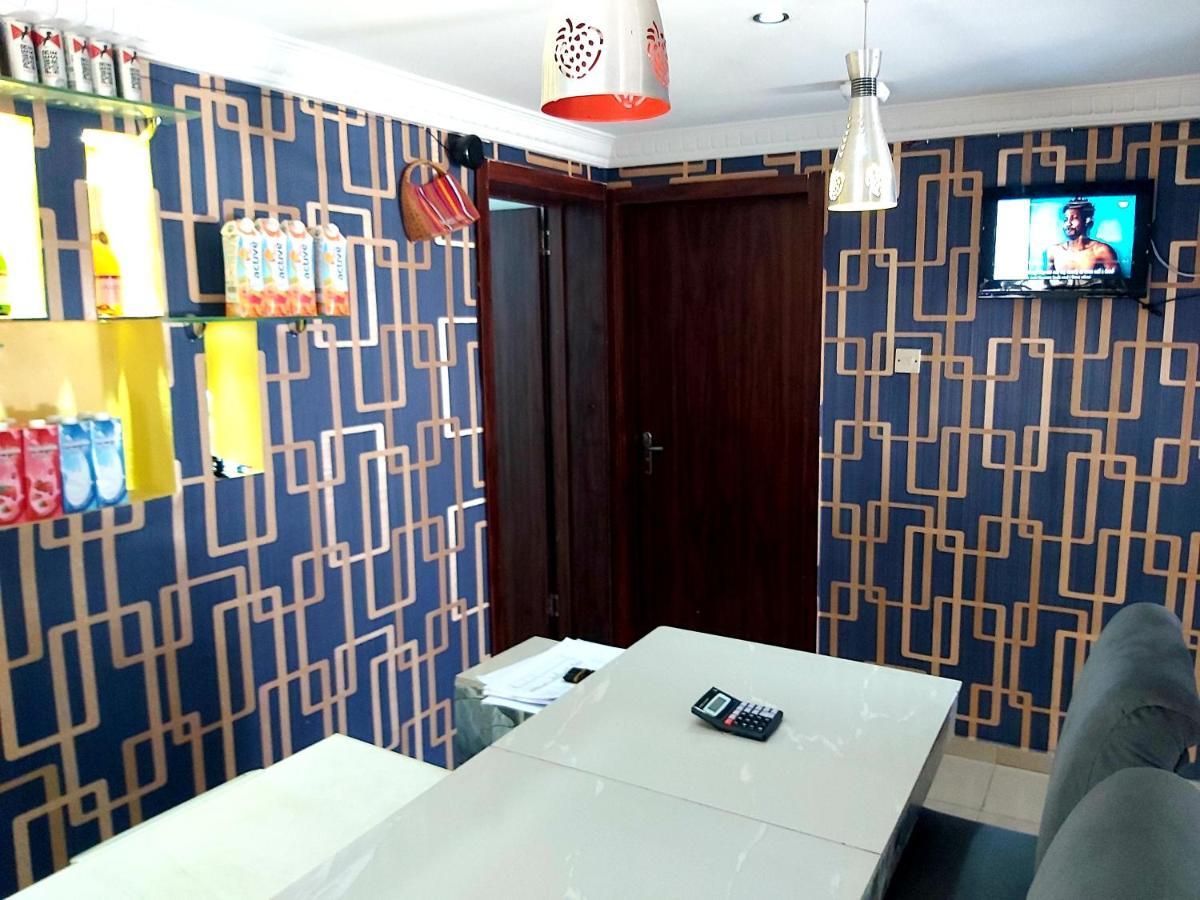 Staycation Suites And Apartment Лагос Екстериор снимка